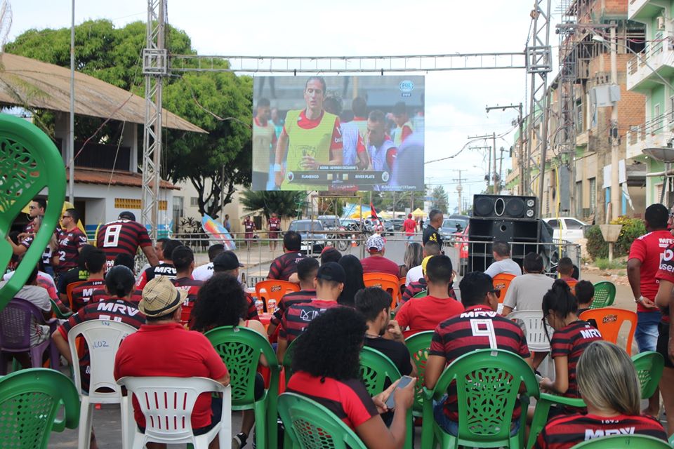 Prefeitura usa telão para transmitir Final da Libertadores e torcedores do Flamengo vibram com o título.